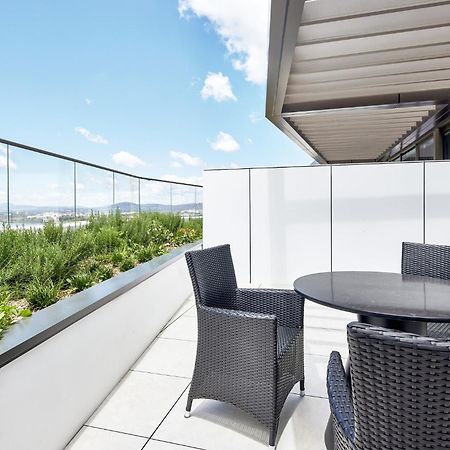 Meriton Suites Canberra Ngoại thất bức ảnh A balcony