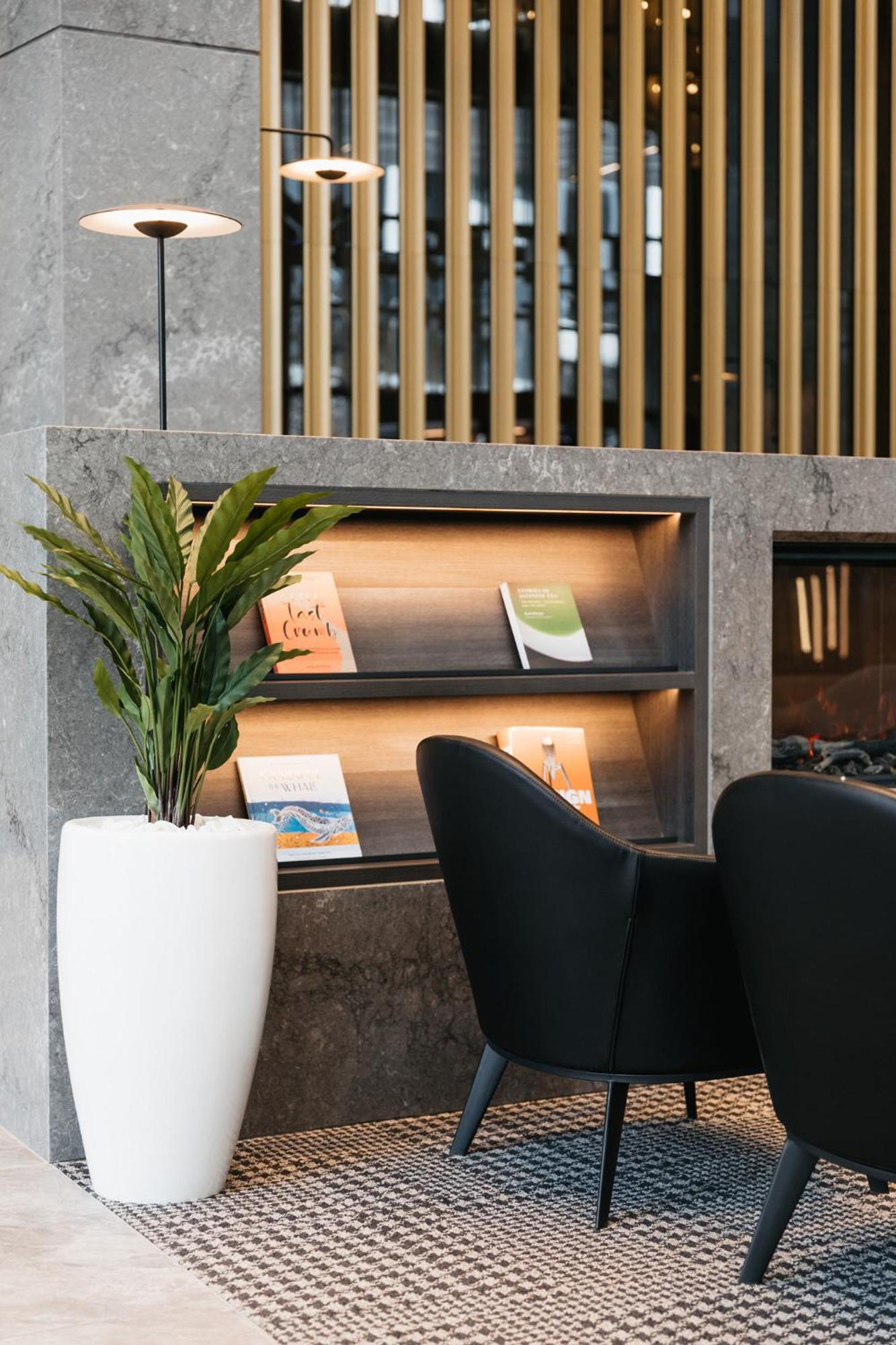 Meriton Suites Canberra Ngoại thất bức ảnh Interior of the lounge
