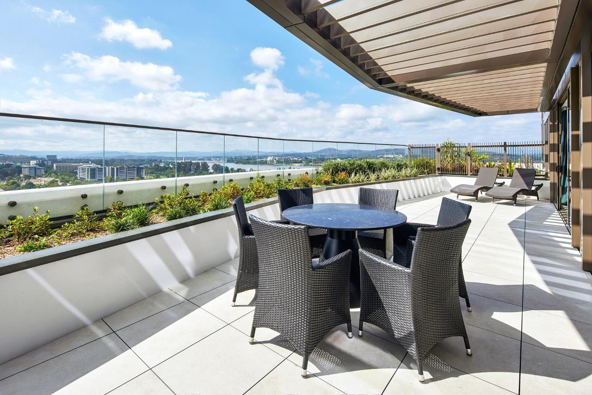 Meriton Suites Canberra Ngoại thất bức ảnh The rooftop garden