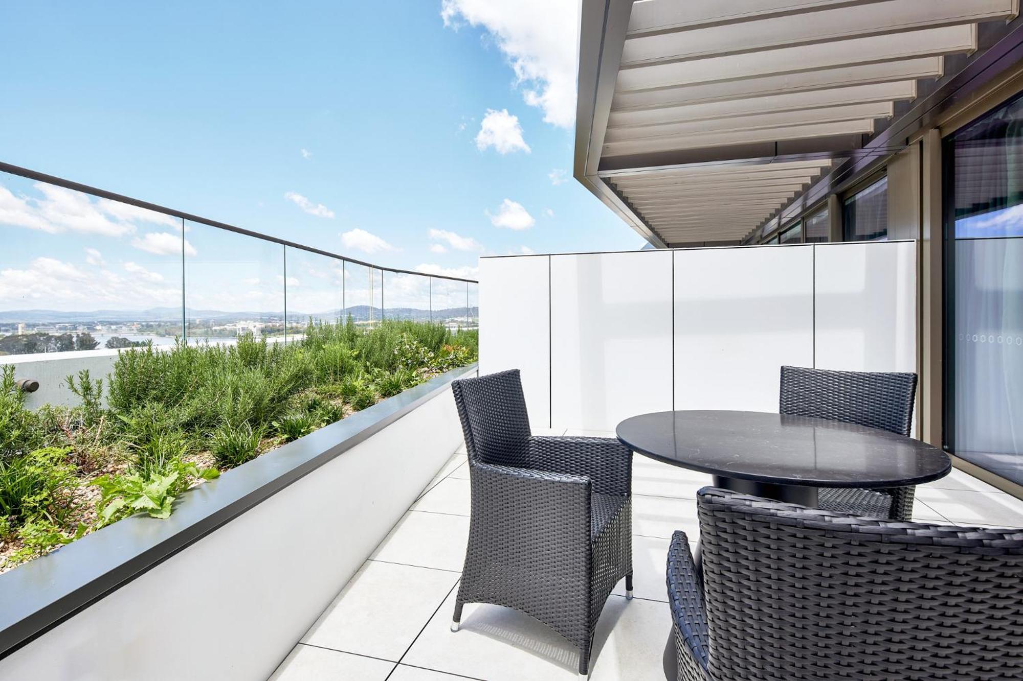 Meriton Suites Canberra Ngoại thất bức ảnh A balcony