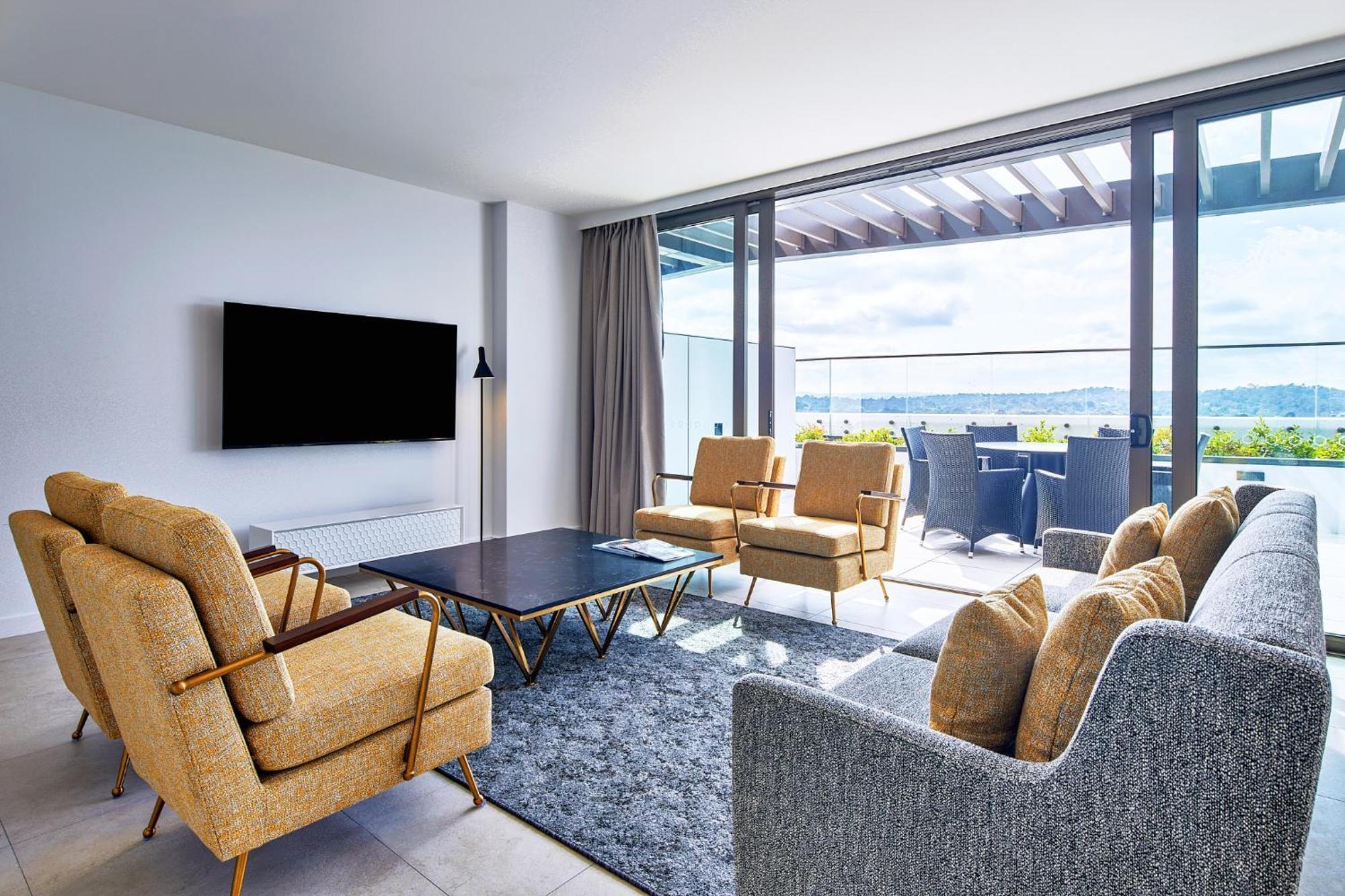 Meriton Suites Canberra Ngoại thất bức ảnh A living room at the hotel