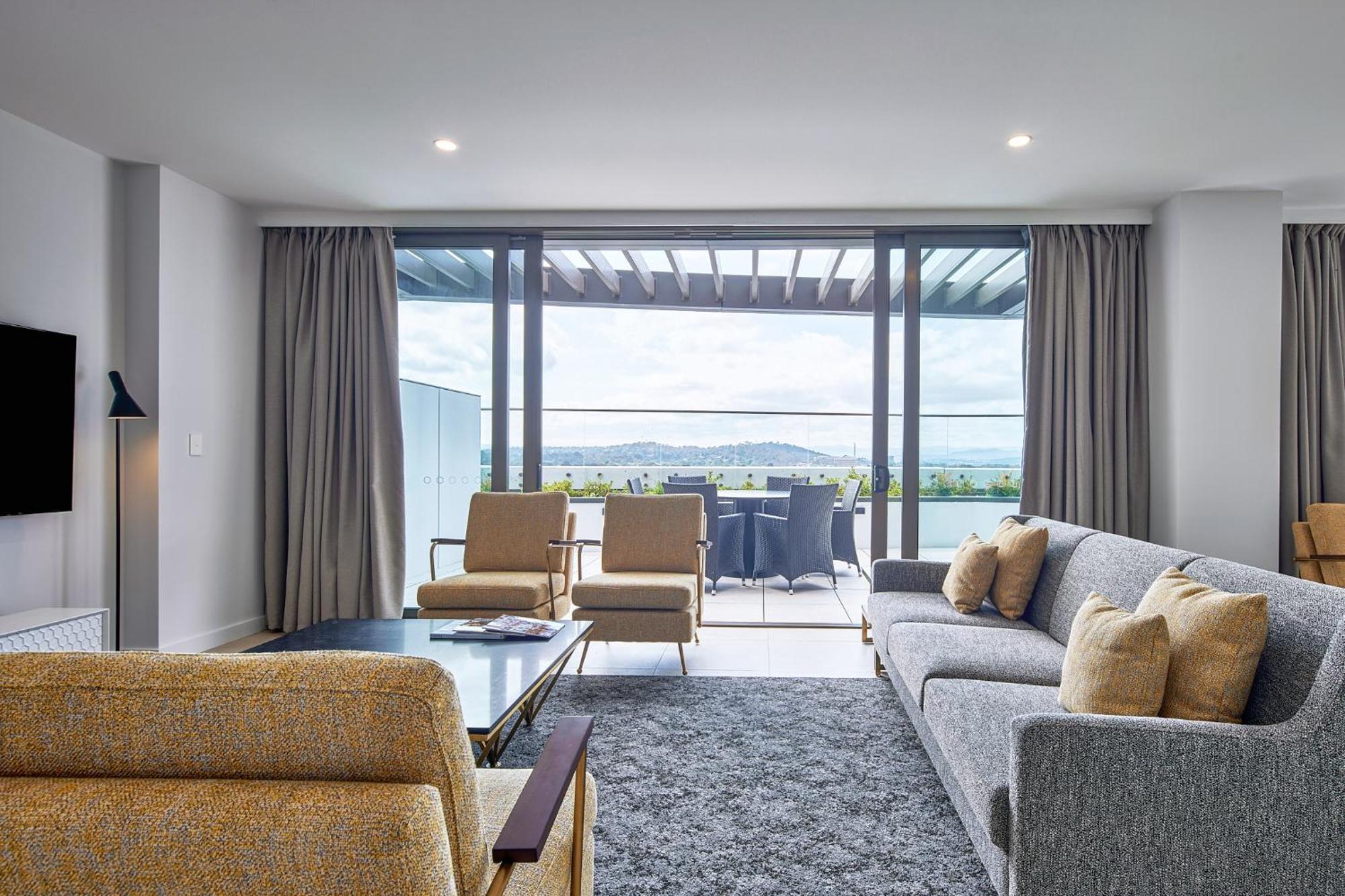 Meriton Suites Canberra Ngoại thất bức ảnh A suite at the hotel