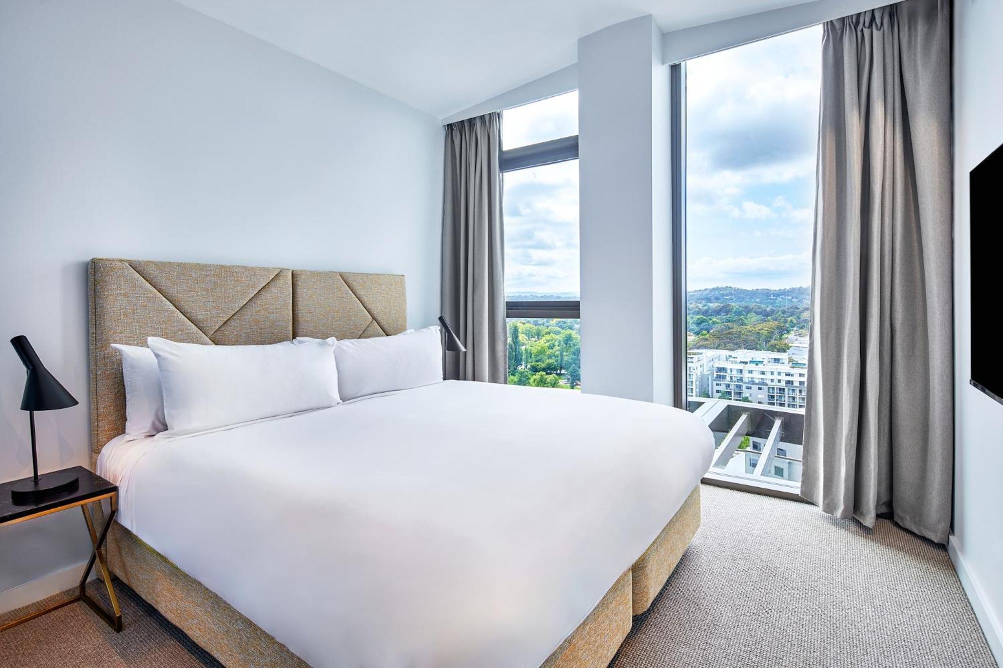 Meriton Suites Canberra Ngoại thất bức ảnh A bedroom at the hotel
