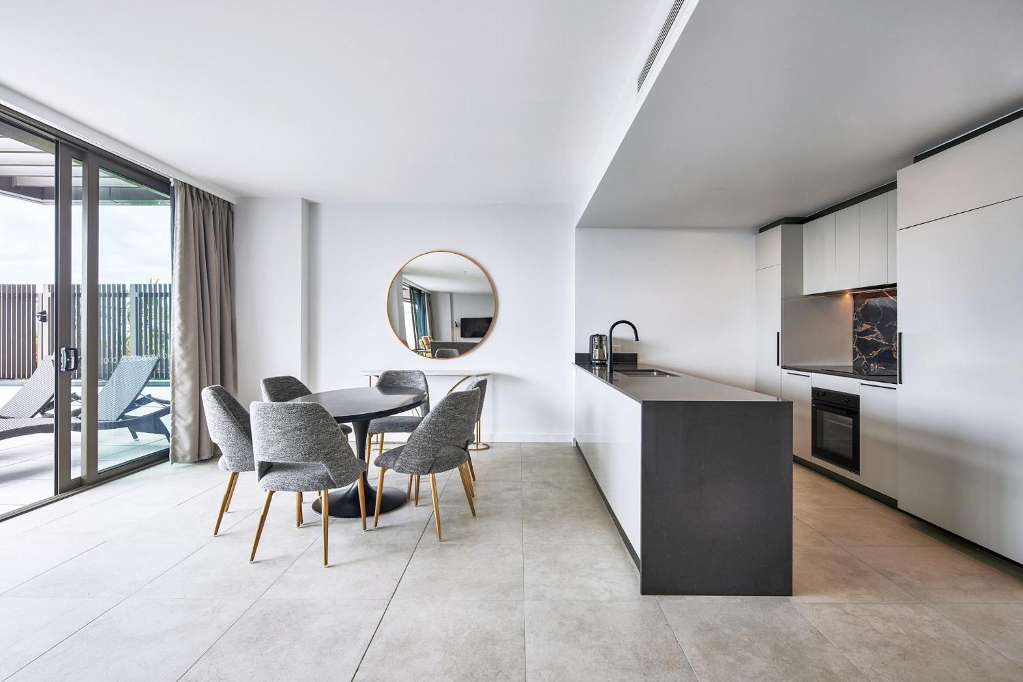 Meriton Suites Canberra Ngoại thất bức ảnh The kitchen and dining area of a typical apartment