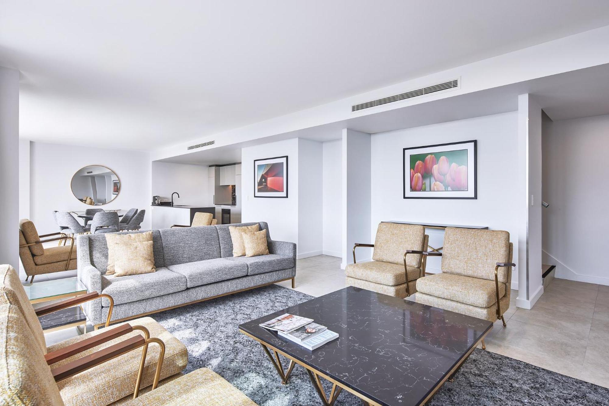 Meriton Suites Canberra Ngoại thất bức ảnh The interior of a suite at the hotel