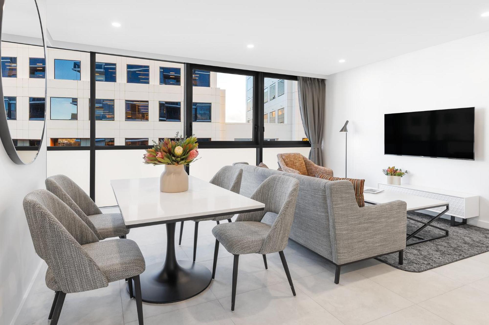 Meriton Suites Canberra Ngoại thất bức ảnh A staged apartment