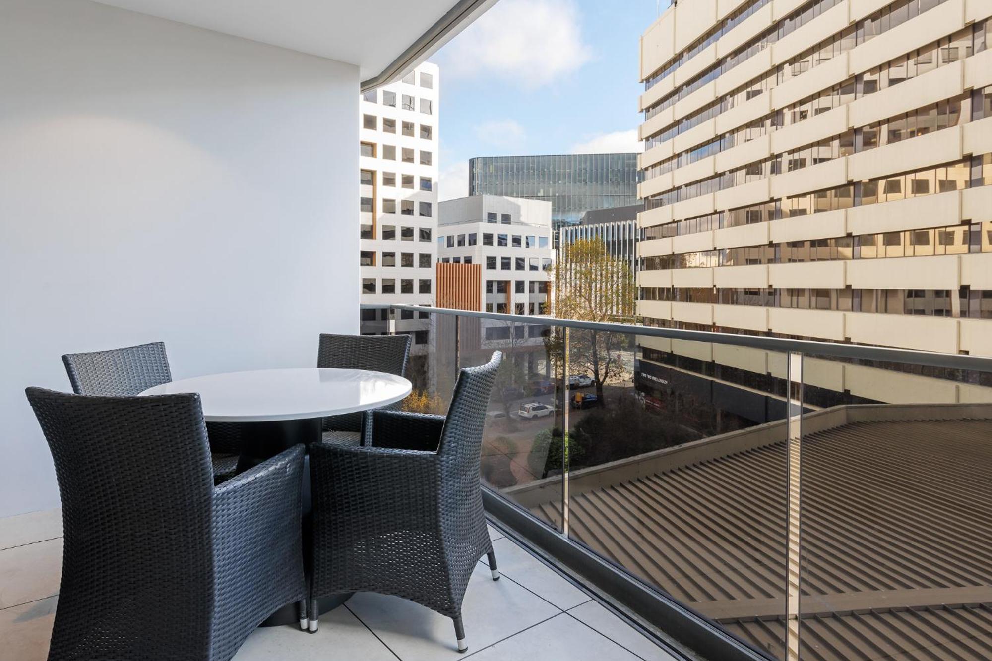 Meriton Suites Canberra Ngoại thất bức ảnh A balcony
