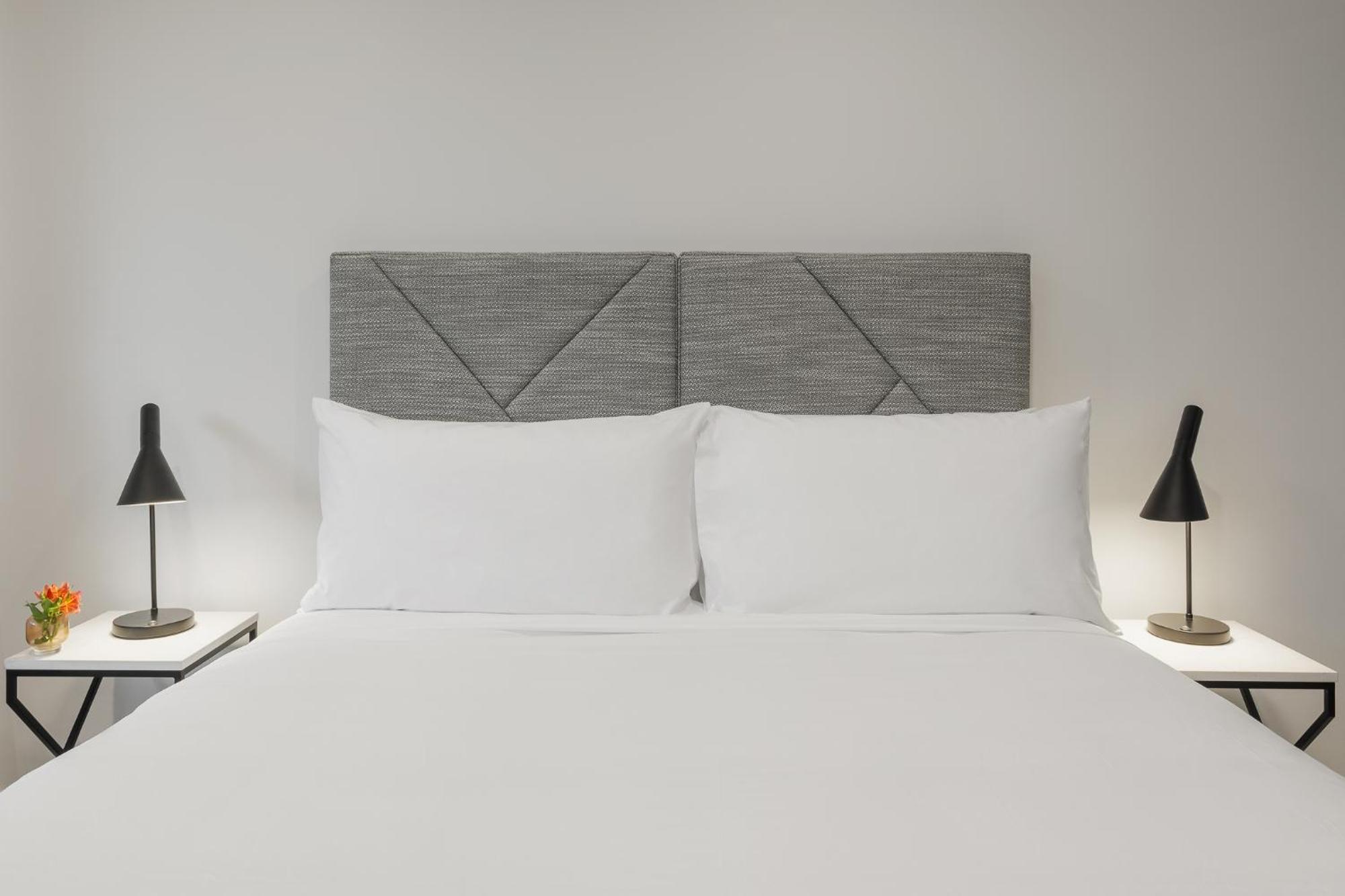 Meriton Suites Canberra Ngoại thất bức ảnh A bed with a headboard