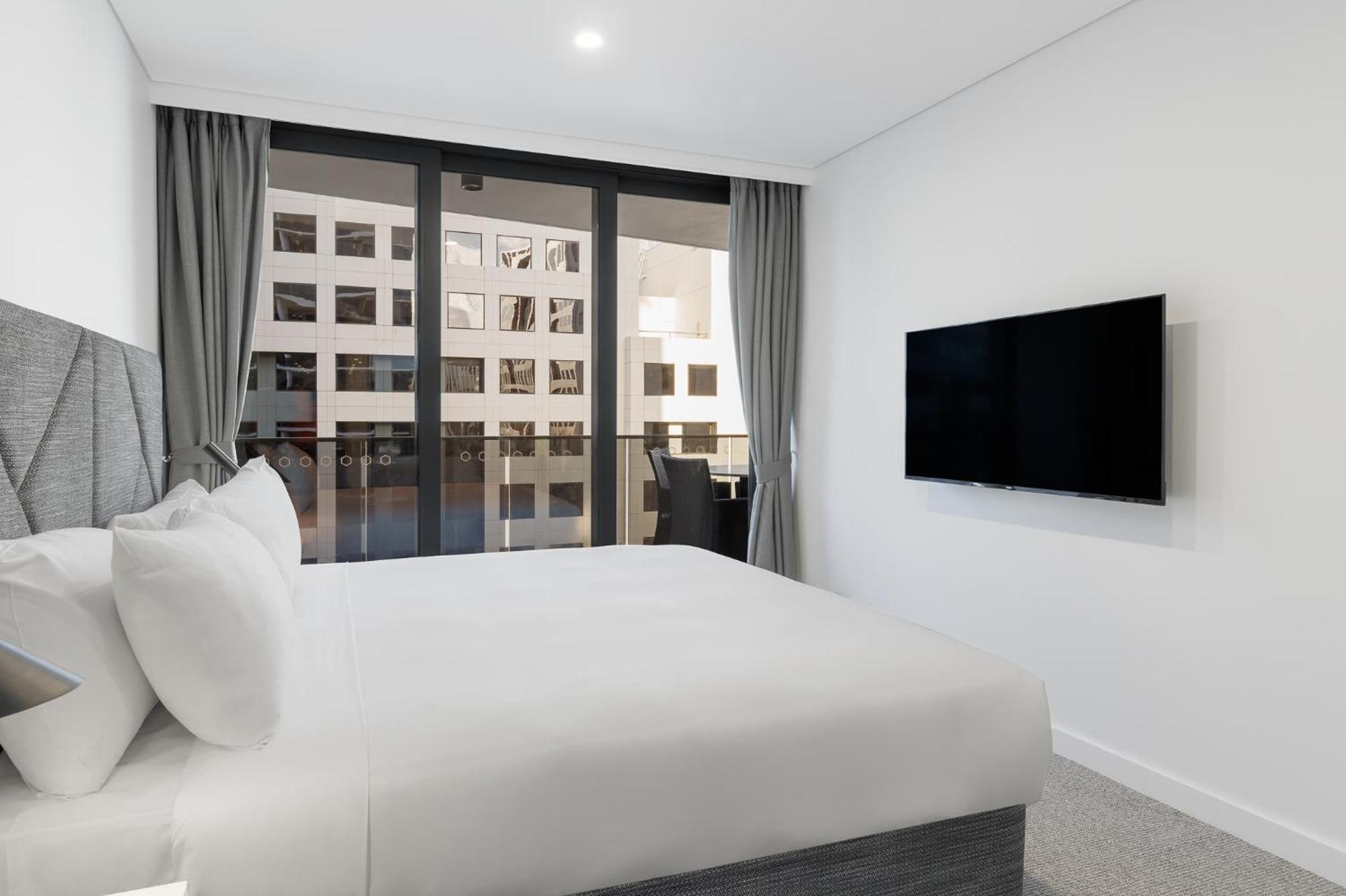 Meriton Suites Canberra Ngoại thất bức ảnh A bedroom at the hotel