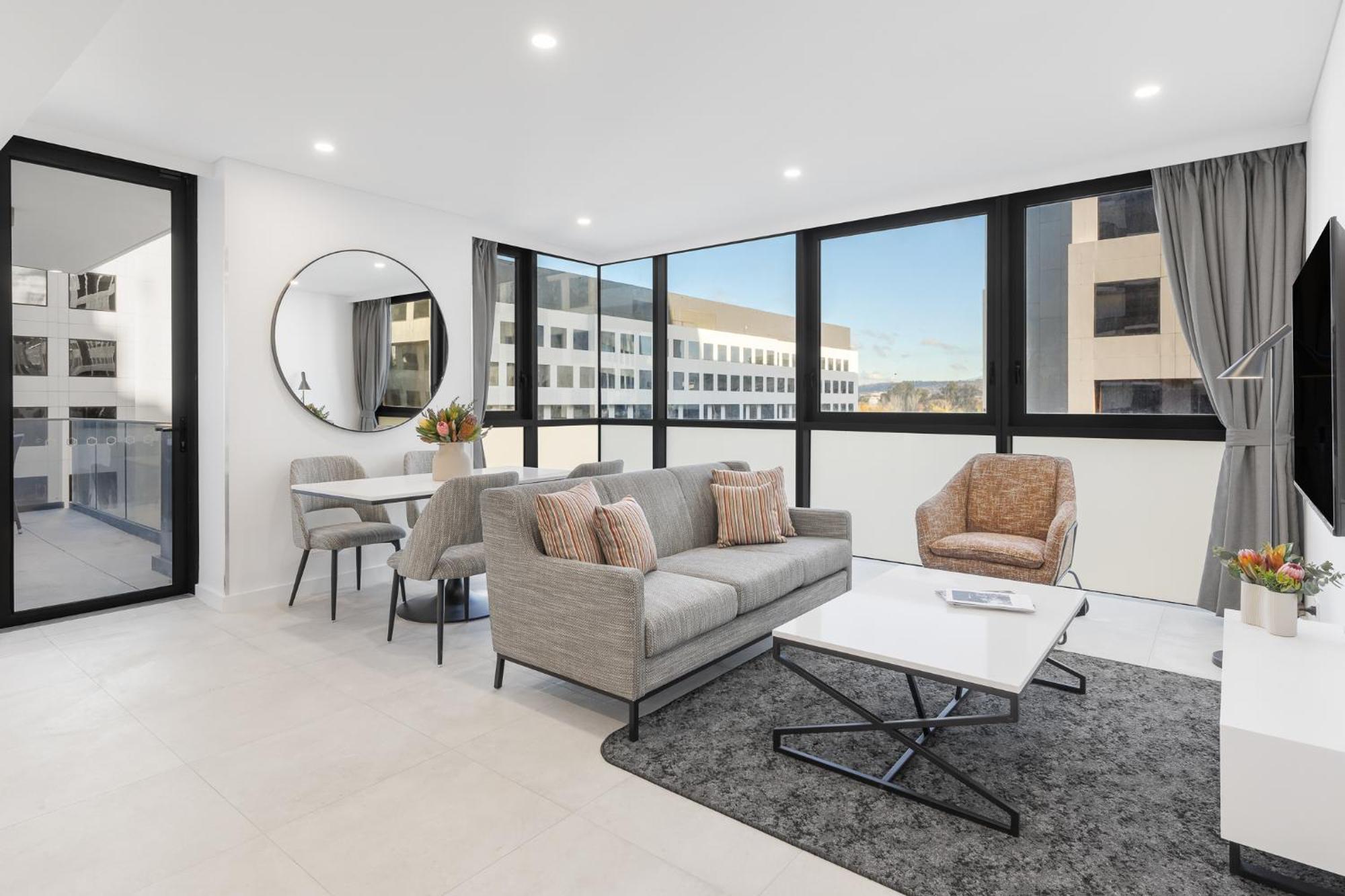 Meriton Suites Canberra Ngoại thất bức ảnh The interior of a staged apartment