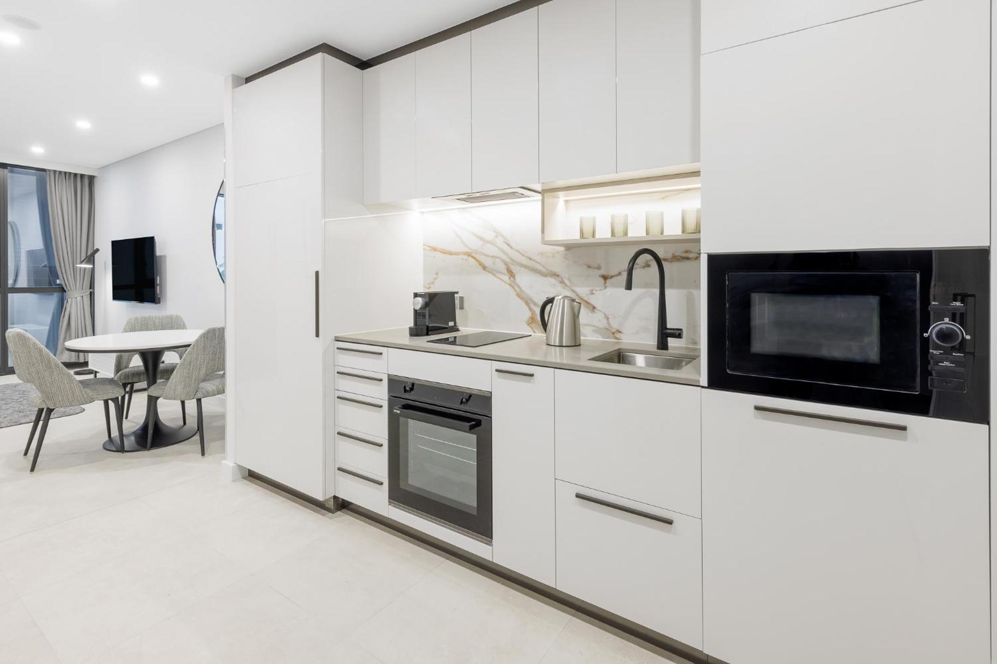Meriton Suites Canberra Ngoại thất bức ảnh A typical kitchen in a serviced apartment