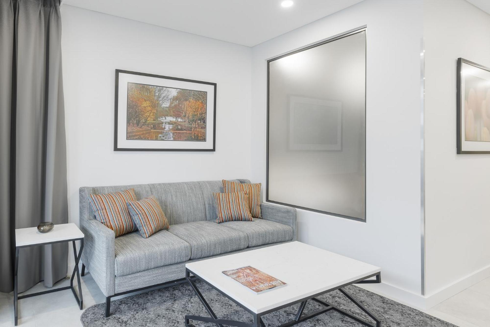 Meriton Suites Canberra Ngoại thất bức ảnh A living room with a sofa