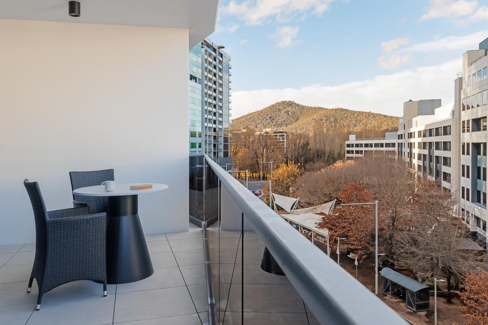 Meriton Suites Canberra Ngoại thất bức ảnh A balcony in a residential apartment