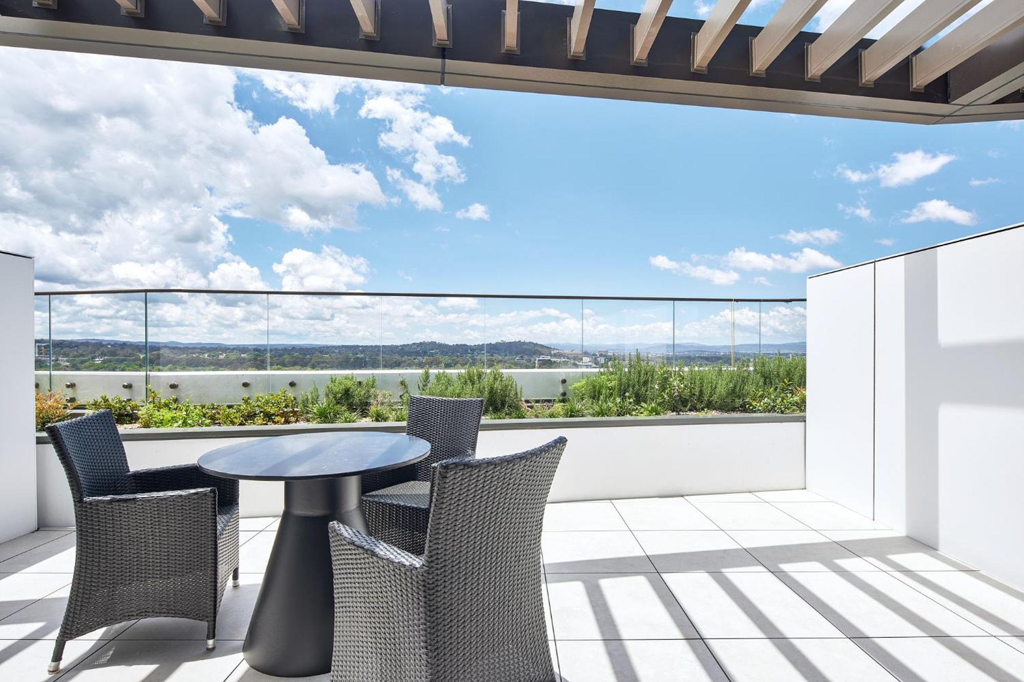 Meriton Suites Canberra Ngoại thất bức ảnh Skyline Residences