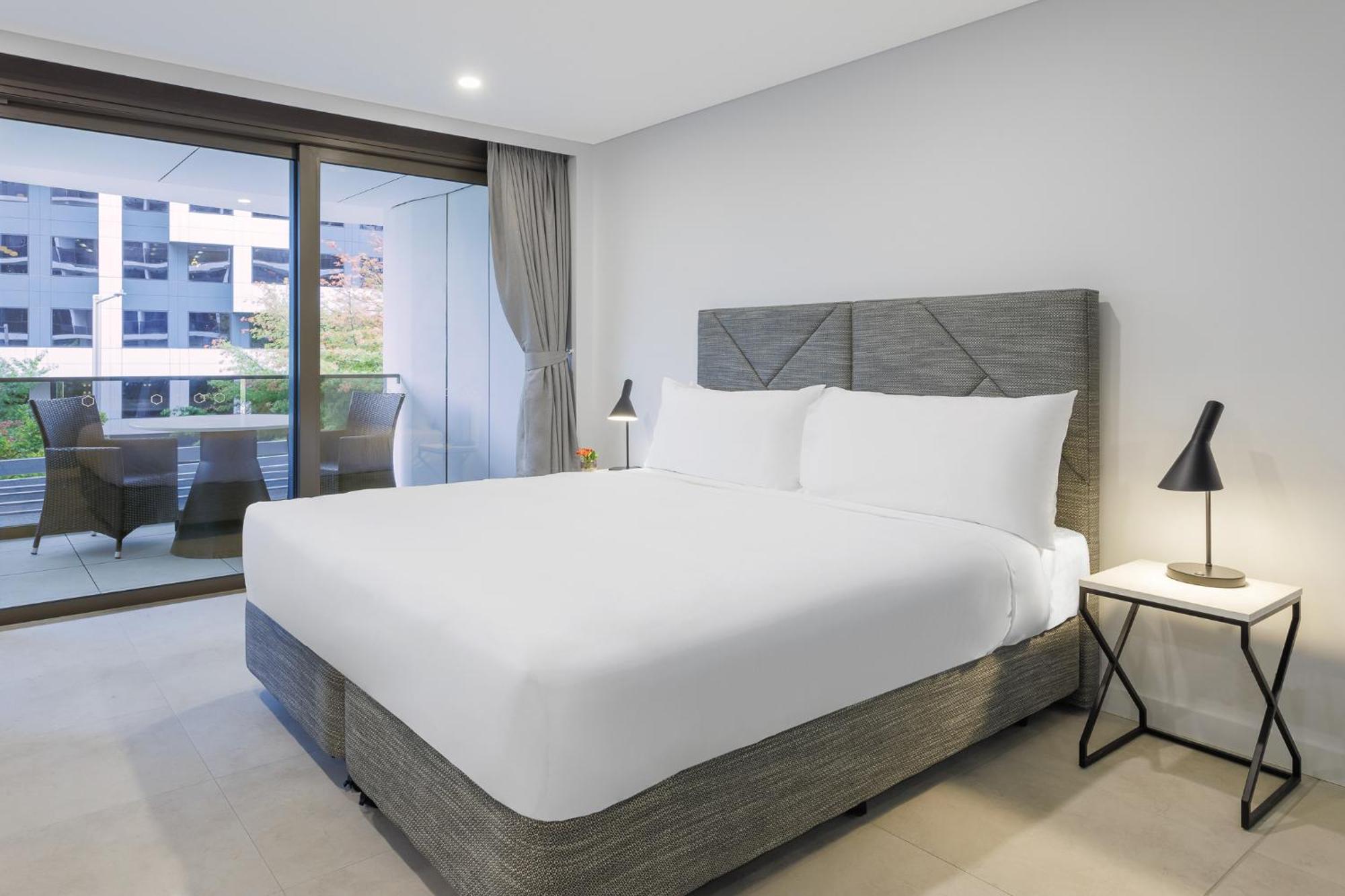 Meriton Suites Canberra Ngoại thất bức ảnh A bed with a mattress