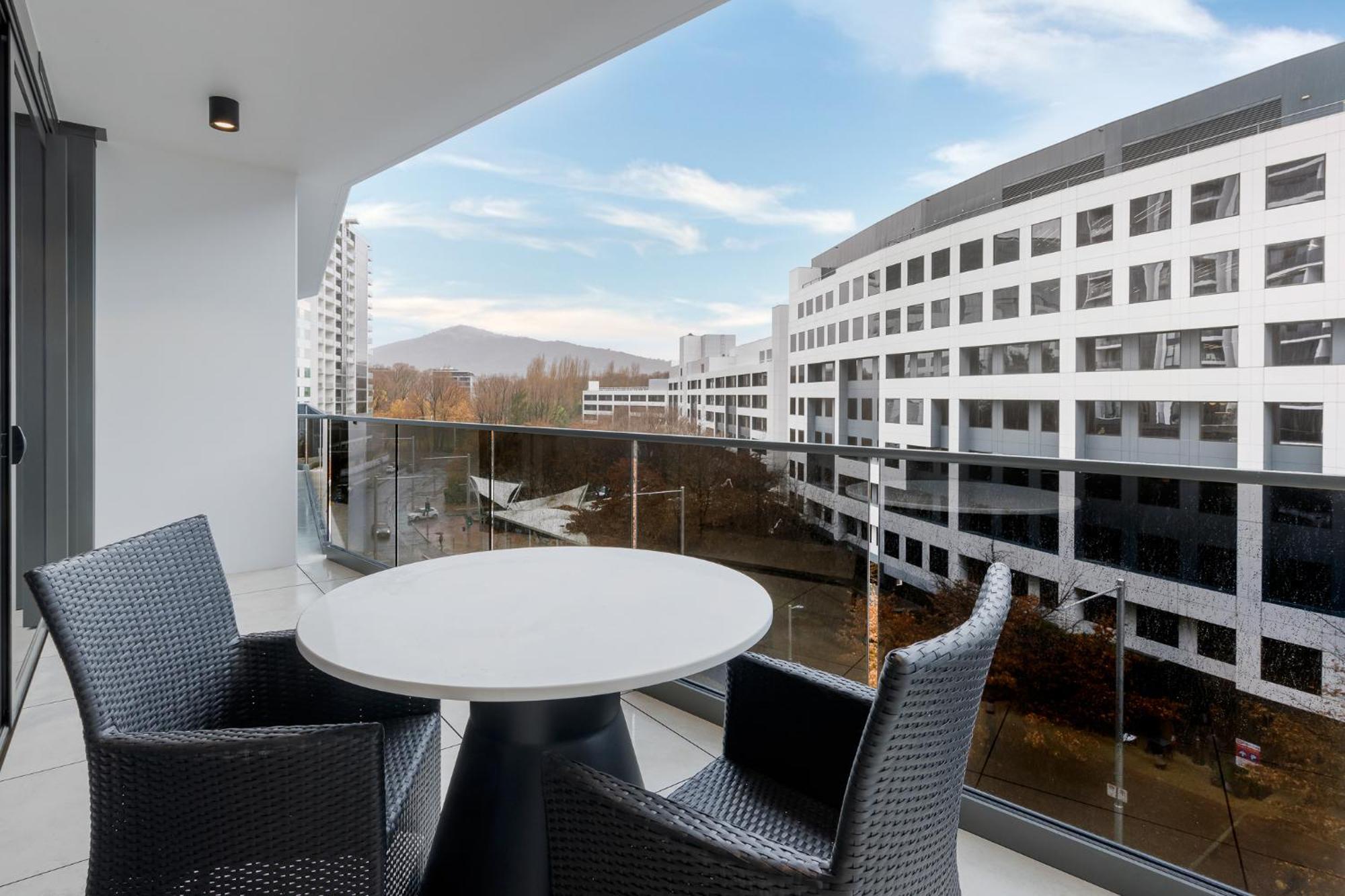 Meriton Suites Canberra Ngoại thất bức ảnh Balcony