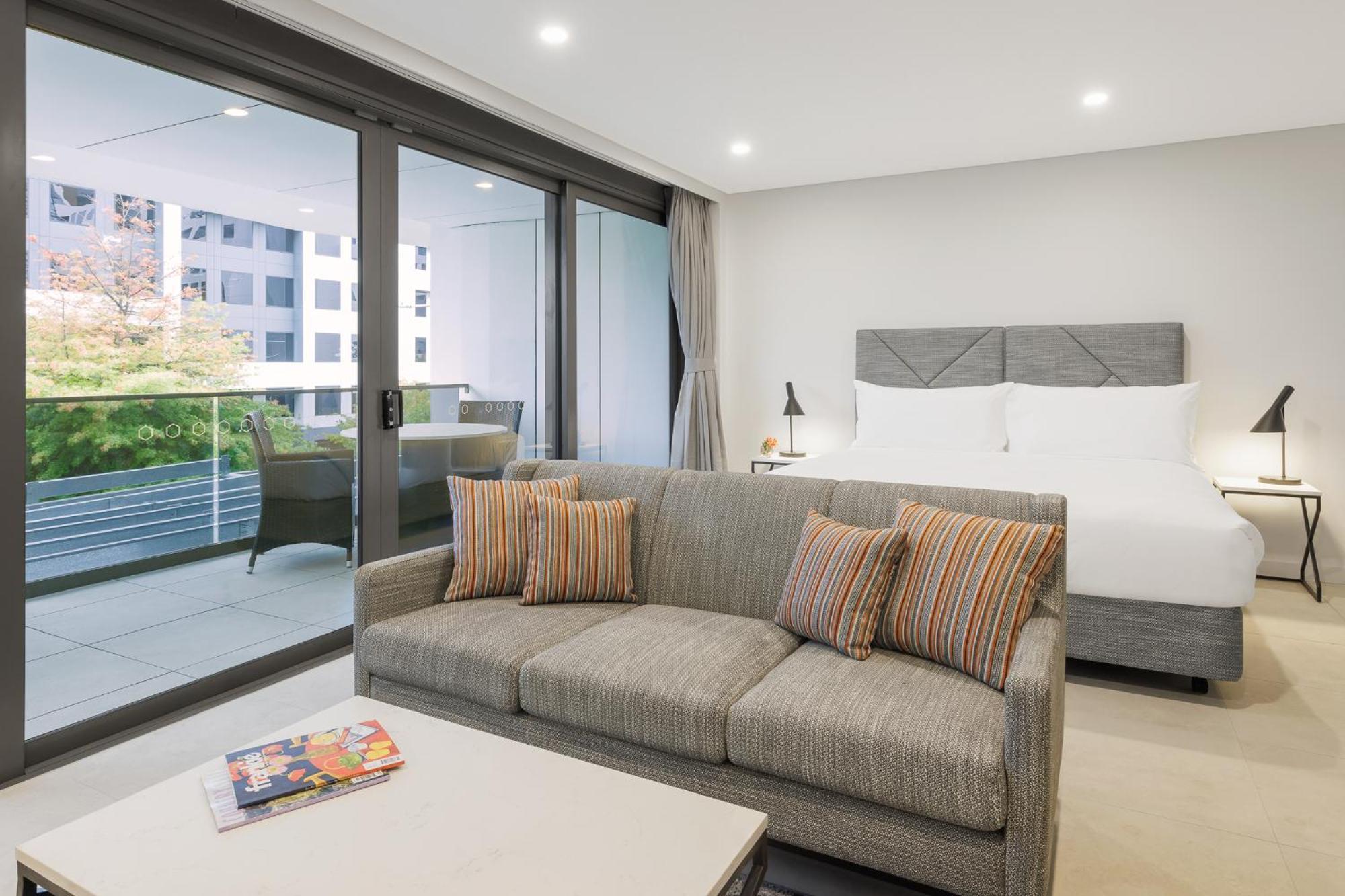 Meriton Suites Canberra Ngoại thất bức ảnh A typical Studio apartment at the Mantra on Hay Street